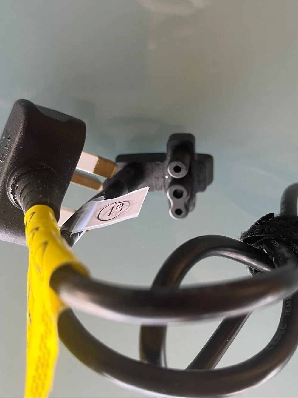 VOLEX 1m Laptop Power Cord - 3 Slot for UK Plug 026117-00 BS1363/A SS1451A